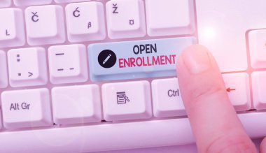 El yazısı Açık Kayıt 'ı yazıyor. Öğrencilerin okula kaydolmasına izin verme politikası.