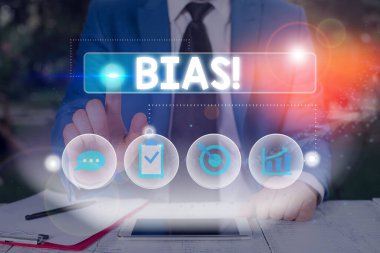 Bias'ı gösteren bir not yazıyorum. Bir gösterici grubuna karşı eğim veya önyargı gösteren iş fotoğrafı.