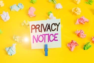 Mahremiyet Bildirisi 'ni gösteren bir not yazıyorum. İş fotoğrafı gösterimi, bir müşteri veya müşteriyi korumak için yasal bir gereksinimi karşılar. Renkli buruşmuş kağıt boş hatırlatıcı beyaz zemin çamaşır mandalı.