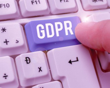 Gdpr 'yi gösteren not yazılıyor. İş fotoğrafı gösterim yönetmeliği, vatandaşların verilerini ve mahremiyetini korumaktadır..
