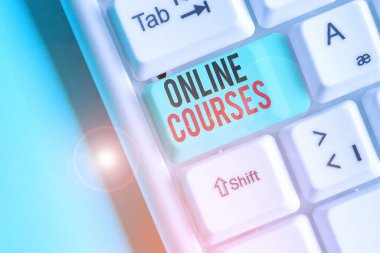 Çevrimiçi kursları gösteren not yazılıyor. İş fotoğraflama kursları bir web tarayıcısına bir dizi ders sunar.