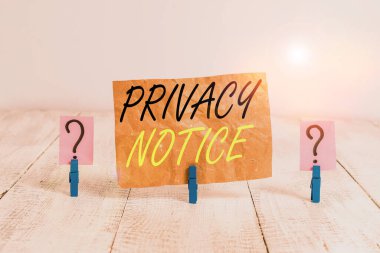 Kelime yazma mahremiyet uyarısı. Müşteri ya da müşteriyi korumak için yasal bir gereksinimi karşılamak için iş kavramı Tahta masaya raptiye ile karalanmış ve ufalanan çarşaf.