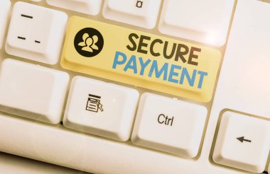 Kelime yazma metni Güvenli Ödeme. Kredi kartı numaralarının girildiği web sayfası için iş konsepti.
