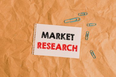 Piyasa araştırmasını gösteren kavramsal el yazısı. İş fotoğraflarında tüketicilerin ihtiyaçları ve tercihleri hakkında bilgi toplanıyor. Kağıt işleri masa karesi sarmal defter ofis malzemeleri..