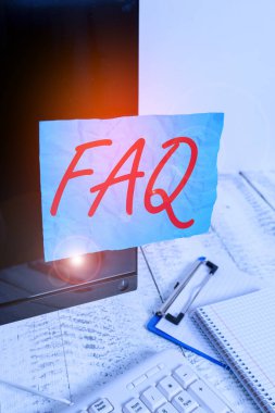 Faq 'ı gösteren mesaj işareti. Kavramsal fotoğraf Bir soru ve cevapların listesi belirli bir konu ile ilgili Not kağıdı siyah bilgisayar ekranına bantlanmış klavye ve sabit.