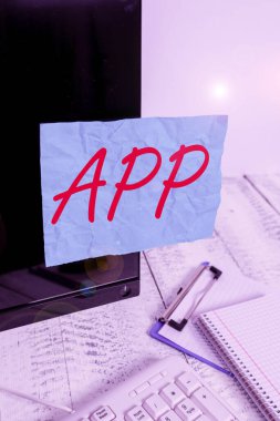 Uygulamayı gösteren metin işareti. Kavramsal fotoğraf bilgisayarı programı bir kullanıcı tarafından taşınabilir aygıt Not kağıdı klavye ve durağan yakınındaki siyah bilgisayar ekranına yükle.