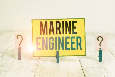Sözcük yazma mühendisi. Geminin bakımı ve işletilmesi ile ilgili iş kavramı, motorların tahta masaya yerleştirilmiş kağıt raptiyeli ve parçalanmış levhalardır..