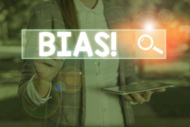 Önyargı'yı gösteren kavramsal el yazısı. Bir gösterici grubuna veya aleyhine iş fotoğrafı metin eğimi veya önyargısı.