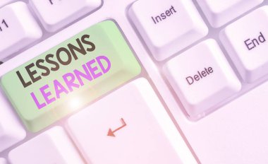 El yazısı Dersler Öğrenildi. Tecrübeyle kazanılan bilgi ya da anlayış anlamında kavram.