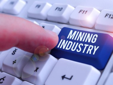 Madencilik Endüstrisini gösteren yazı. Değerli minerallerin ve jeolojik maddelerin kavramsal fotoğraf çıkarılması.