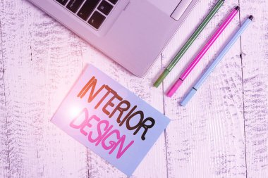 İç Tasarım el yazısı metni. Bir binanın iç dekorasyonunu tasarlama sanatı anlamına gelen kavram. Moda metalik dizüstü bilgisayar boş yapışkan ped. Üç adet eski model masa kalemi..