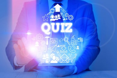 Quiz gösterilen Not yazma. Öğrencilere bilgi sınavı Test verilen kısa gayri resmi test vitrine iş fotoğraf.