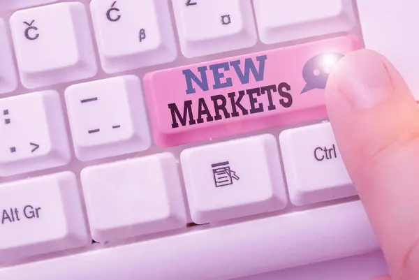 Textskylt som visar Nya marknader. Konceptuell fotomarknad där slutprodukten eller tjänsten är ny eller ännu inte finns. — Stockfoto
