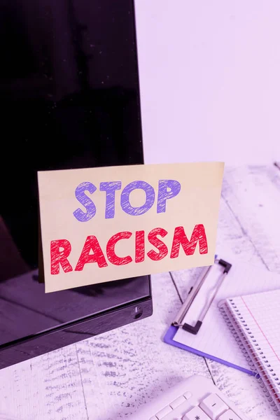 Signe texte montrant Stop Racism. Photo conceptuelle mettre fin à l'antagonisme dirigé contre quelqu'un d'une race différente Note papier collé à l'écran d'ordinateur noir près du clavier et stationnaire . — Photo