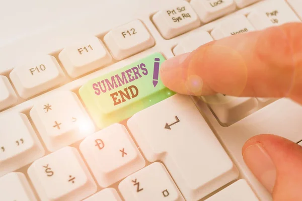 Tekst schrijven Summer S End. Business concept voor Einde van de pauze goede herinneringen van reizen en ontspannen tijd. — Stockfoto