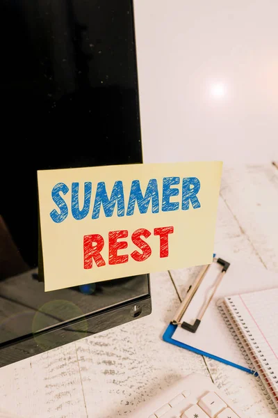 显示夏季休息的文字标志。在暑假或学校放假或放松的概念性照片。笔记本纸贴在键盘和固定的黑色电脑屏幕上. — 图库照片
