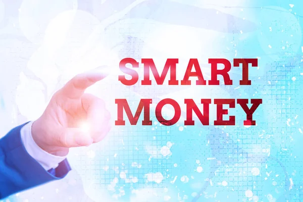 Εγγραφή σημειώματος που δείχνει Smart Money. Επαγγελματική φωτογραφία που δείχνει το στοίχημα χρήματα ή επενδύονται με την επίδειξη με ειδικές γνώσεις. — Φωτογραφία Αρχείου