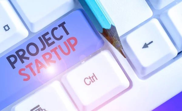 Textul de scriere a cuvintelor Project Startup. Conceptul de afaceri pentru un proiect realizat pe partea care nu înființează o companie . — Fotografie, imagine de stoc