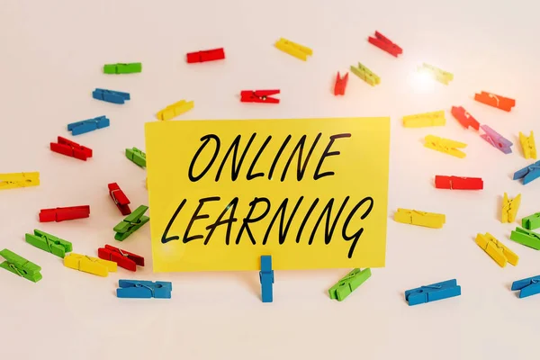 Handskrift text Online Learning. Begreppet betyder pedagogiskt verktyg baserat på och tillgängligt från Internet Färgade klädnypor tomma påminnelse vit golv bakgrund kontor. — Stockfoto