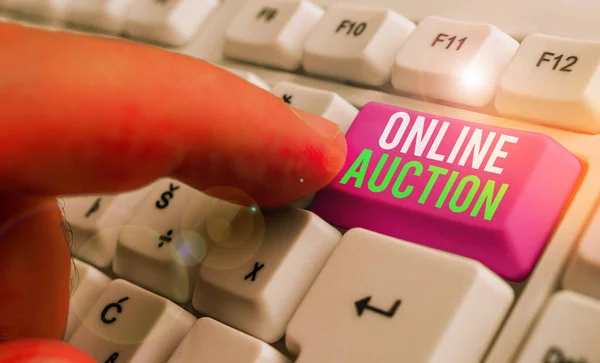 Konceptuell handstil som visar Online auktion. Företagsfoto text process för att köpa och sälja varor eller tjänster på nätet. — Stockfoto