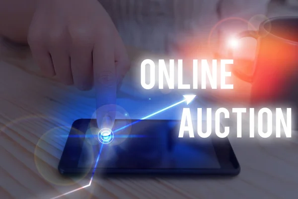 Znak tekstowy pokazujący aukcję online. Konceptualny proces fotograficzny zakupu i sprzedaży towarów lub usług online. — Zdjęcie stockowe