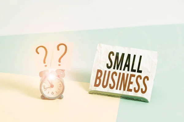 Writing note showing Small Business. Business photo showcasing privately owned corporations that has less employees Alarm clock beside a Paper sheet placed on pastel backdrop. — Φωτογραφία Αρχείου