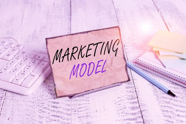 Konceptuální rukopis zobrazující marketingový model. Statistická analýza firemních fotografií podobná regresi na tržbách Notebook na drátě mezi klávesnicí počítače a listy. — Stock fotografie