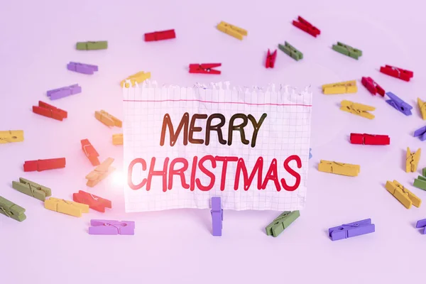 Conceptueel handschrift met vrolijk kerstfeest. Zakelijke foto presentatie van de jaarlijkse traditie om de geboorte van Jezus Christus gekleurde wasknijpers lege herinnering witte vloer kantoor vieren. — Stockfoto
