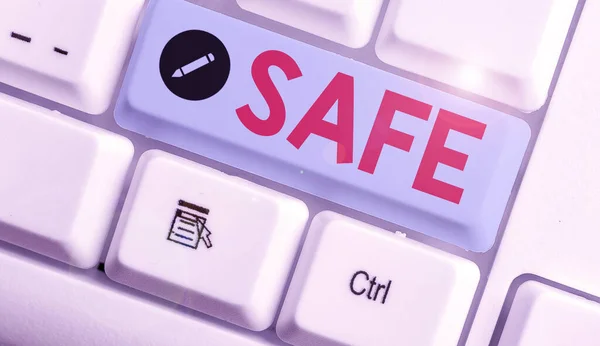 Signe texte montrant Safe. Photo conceptuelle protégée ou non exposée à un danger ou à un risque . — Photo