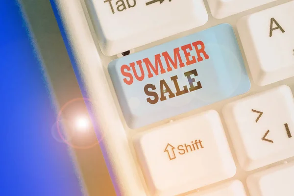 Texto para escrita de palavras Summer Sale. Conceito de negócio para o tempo em que uma loja vende produtos a preços muito mais baixos do que o habitual . — Fotografia de Stock