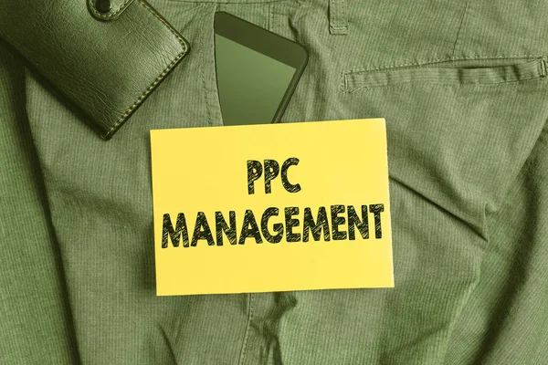 Tekst schrijven Ppc Management. Zakelijk concept voor het proces van het toezicht op en de analyse van een bedrijf s is Ppc ad besteden Smartphone apparaat in broek voorzak met portemonnee en nota papier. — Stockfoto