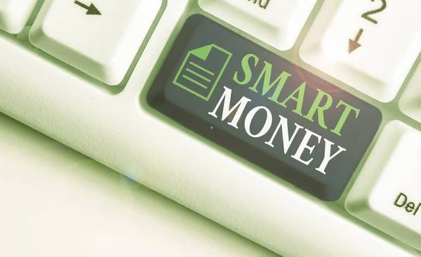 Schrijfbriefje met Smart Money. Bedrijfsfoto presentatie van het geld inzet of geïnvesteerd door te laten zien met deskundige kennis. — Stockfoto