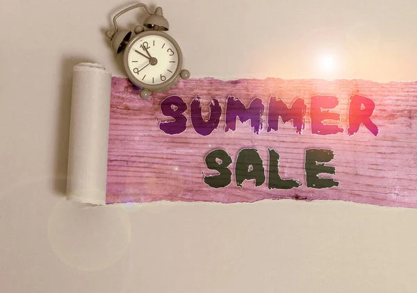 Texto de escritura a mano Summer Sale. Concepto que significa tiempo cuando una tienda vende productos a precios mucho más bajos de lo habitual . —  Fotos de Stock