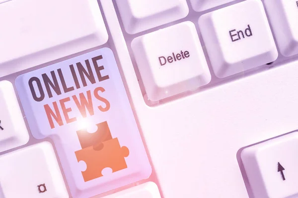 Schrijfbriefje met Online Nieuws. Zakelijke foto presentatie van informatie over iets dat is gebeurd online beschikbaar. — Stockfoto