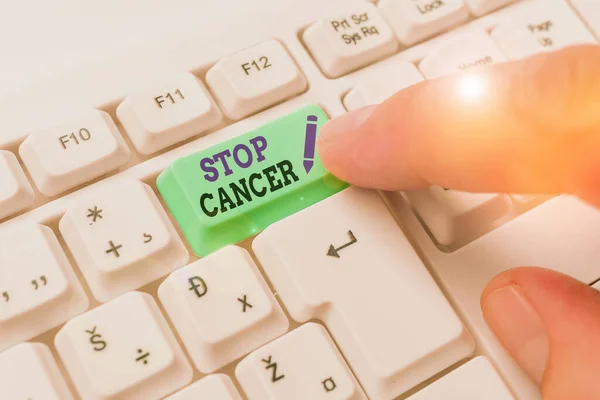 문자를 쓰는 것은 암을 멈춘다. 체내의 비정상 세포의 억제되지 않는 성장을 방지하기 위한 사업 개념. — 스톡 사진