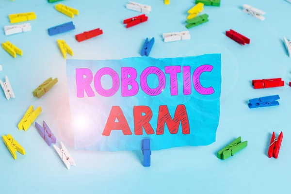 Texte d'écriture de mots Robotic Arm. Concept d'entreprise pour bras mécanique programmable avec fonction similaire d'un bras huanalysis Papiers à pinces à linge colorés rappel vide fond bleu broche de bureau . — Photo