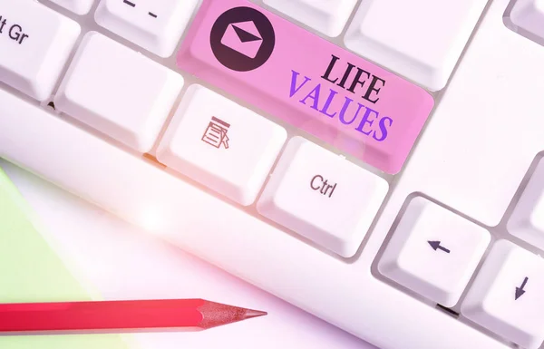 Texte d'écriture de mots Life Values. Concept d'affaires pour les choses que vous croyez sont importantes dans la façon dont vous vivez . — Photo