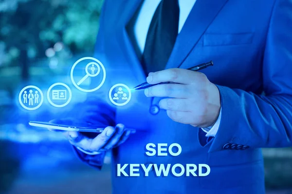 Nota de escritura que muestra la palabra clave Seo. Foto de negocios mostrando frases en su contenido web que ayudan a mostrar encontrar su sitio . — Foto de Stock