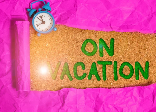 Konceptuální rukopis zobrazující Na dovolené. Obchodní foto textové období strávené mimo domov nebo podnikání v cestování nebo rekreaci. — Stock fotografie