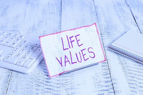 "Conceptual hand writing showing Life Values". Photo d'affaires montrant des choses que vous croyez importantes dans la façon dont vous vivez Papier à notes sur fil entre le clavier de l'ordinateur et les feuilles . — Photo