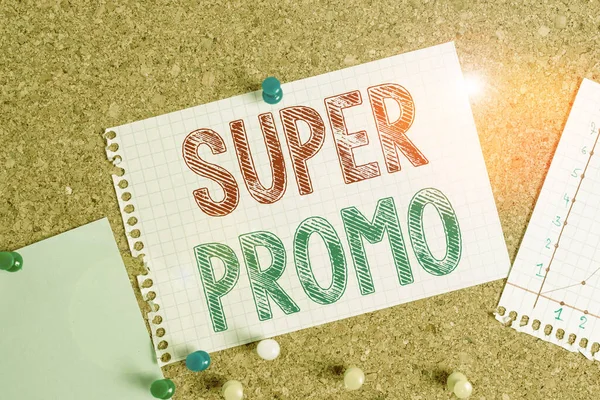 Fogalmi kézírás mutatja Super Promo. Üzleti fotó szöveg a nyilvánosság vagy reklám formájában egy rövid film Dugótábla méretű papír Thumbtack tábla hirdetőtábla hirdetőtábla. — Stock Fotó