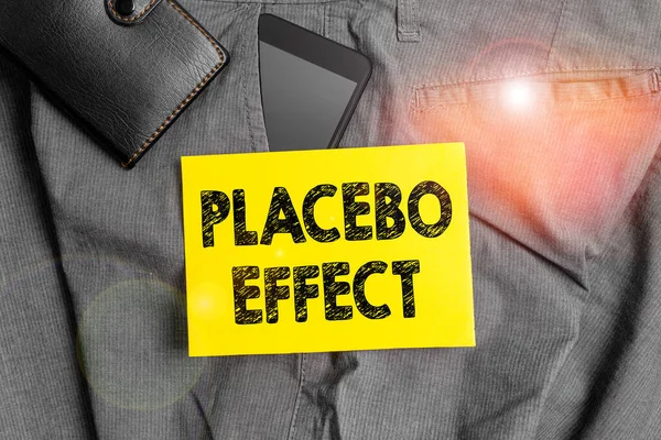 Scrierea textului Placebo Effect. Conceptul de afaceri pentru un efect benefic produs de un medicament placebo sau un dispozitiv de tratament Smartphone în buzunarul din față al pantalonilor cu portofel și hârtie de notă . — Fotografie, imagine de stoc