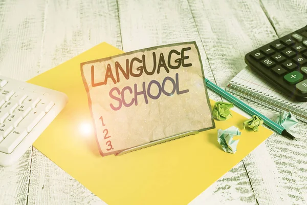 Word writing text Language School. Geschäftskonzept für eine Bildungseinrichtung, in der Fremdsprachen gelehrt werden Notizbücher stehen auf Pufferdraht zwischen Computertastatur und Mathe-Blättern. — Stockfoto