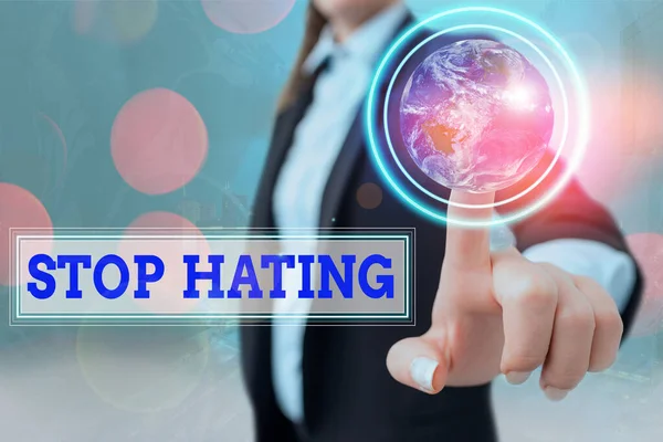 Escrevendo um bilhete mostrando Stop Hating. Foto de negócios mostrando para deixar cair todos os padrões e de todo o coração concordar sem dúvida . — Fotografia de Stock