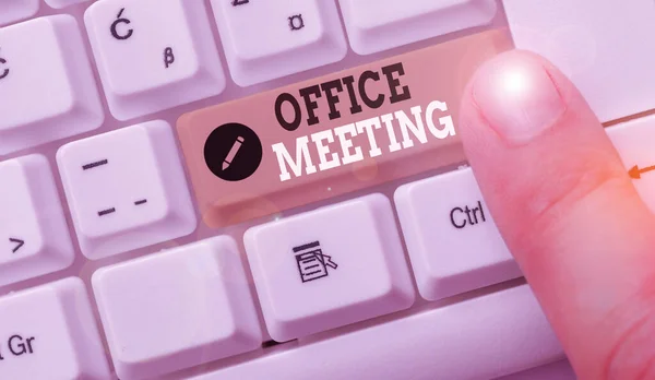Woord schrijven tekst Office Meeting. Business concept voor collega 's komen samen om kwesties of dingen te bespreken. — Stockfoto