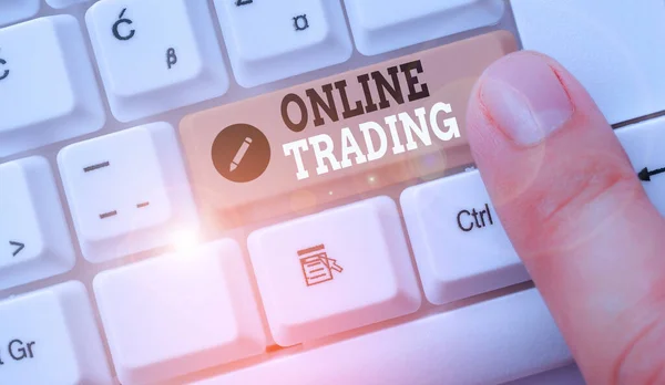 Word σύνταξη κειμένου Online Trading. Επιχειρηματική ιδέα για την αγορά και πώληση χρηματοοικονομικών προϊόντων στο διαδίκτυο. — Φωτογραφία Αρχείου