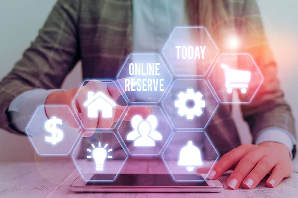 Ordskrivning text Online Reserve. Affärsidé för att göra det möjligt för kunder att kontrollera tillgänglighet och boka online. — Stockfoto