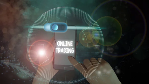 Online Trading 'i gösteren bir not yazıyorum. İnternet 'te satın alma ve satma finansal ürünlerini gösteren iş fotoğrafı. — Stok fotoğraf