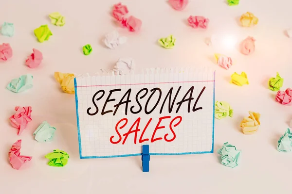 Текст для написания слов Seasonal Sales. Деловая концепция скидки, которая предлагается на товары в определенные сезоны Цветные скомканные бумаги пустой напоминание белый пол подложка для белья . — стоковое фото