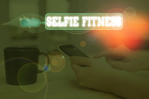 Konceptuální rukopis ukazující Selfie Fitness. Obchodní foto text Fotografování sebe sama při cvičení nebo uvnitř tělocvičny. — Stock fotografie